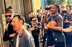 足球直播吧-关于NBA球员与粉丝互动交流热闹非凡的信息