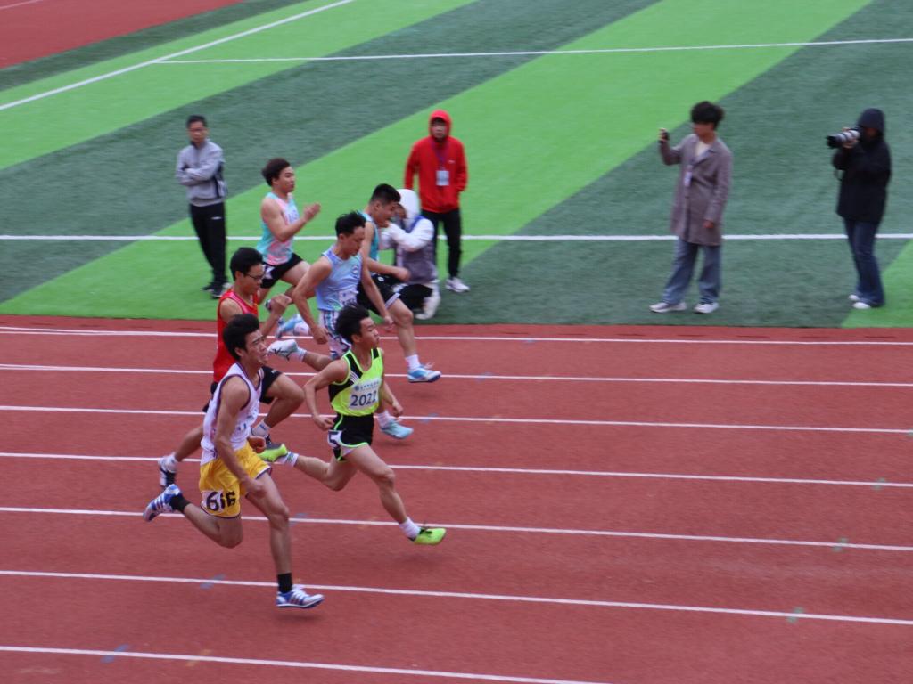 田径比赛运动神憎地奋斗，人气轰动